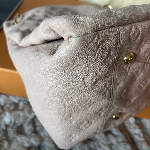 Louis Vuitton Artsy MM Shoulder Bag - Picture 4 of 16